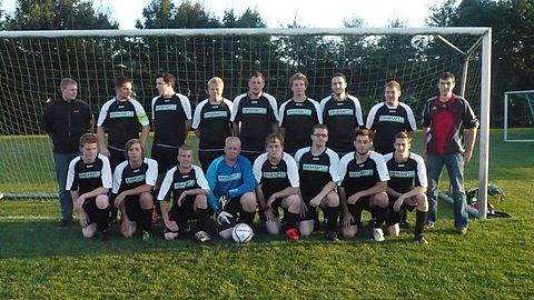 obere Reihe von links: Betreuer Heiner Jansen, Mathias Bruns, Hendrik Janzen, Benno Sanders, Karsten Meyer, Markus Dinklage, Thomas Jansen, Jan Wessels, Trainer Thomas Konnemann
untere Reihe von links: Markus Stevens, Markus Büter, Manuel Büssing, Andreas Jansen, Michael Peters, Peter Siefert, Martin Niehaus, Peter Herden,
Es fehlen: Trainer Stefan Dierkes, Daniel Stach, Chris Rosen, Tobias Niehaus, Artur Miller, Andreas Büter, Jan Schuhmacher, Jens Kreuzhermes, Hauke Kleinau, Stefan Tolksdorf.