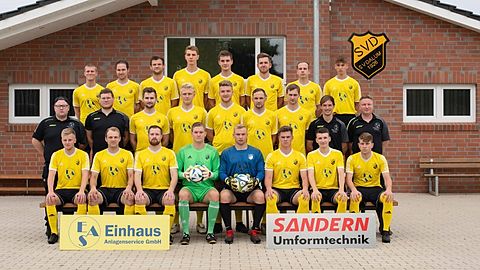 Beschreibung: h.v.l : Levin Schneider,Markus Auclair,Marcel Herbers,Niklas Lingers,Tom Schniederalbers,Daniel Wilkens,Gerry Rothlübbers,Tobias Tallen m.v.l : Fabian Otten(BT),Patrick Lonnemann(BT),Simon Haver,Marco Tallen,Jonas Kramer,Anatoli Sobolewski,Andre Hagengeers,Jens Strodt(CO),Thomas Hessel(TR) u.v.l : Thorsten Bahns,Dennis Herbers,Lukas Hanenkamp,Marco Lescowics,Fabian Koers,Chris Szynkarek,John Schäfer,Dorian Schneider Es fehlen : Mathis Block-Jacobs,Tim Bojer,Ardijan Dreshaj,Niklas Schneider,Nikola Kocev,Rainer Hosemann(TT)Mathias Auclair(TM)