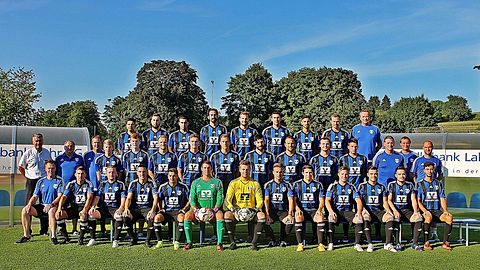 Hinten (von links): Amar Behat (Trainer Herren 3), Edgar Schlotgauer, Nurulla Aka, Max Aschentrup, Daniel Barthruff, Mergim Avdijaj, Loran Kalu, Julian Burg, Oliver Dewes (Trainer Herren 1).  

Mitte (von links): 1.Vorsitzender Frank Müller, 2. Vorsitzender Dieter Heppner, Spielausschuss Norbert Hess, Simon Feger, Niklas Oertel, Dimitri Holm, Maximilian Gießler, Sascha Ruf, Dennis Schrempp, Domenico Bologna, Mario Lauer, Timo Remlinger, Martin Pfeiffer (Physio), Sebastian Blum (Trainer Perspektivteam), Stefan Schlageter (Co-Trainer).

Vorne (von links): Spielausschuss Petro Müller, Aykan Sür, Friedrich Martens, Maurizio Moog, Hasan Özek, Sebastian Bell, Dennis Fietzeck, Benjamin Ziegler, Marius Müller, Michael Röderer, Andreas Neu, Markus Neu, Arlind Hoti.  

Auf dem Bild fehlen: Sascha Bohl, Janosch Bologna, Simon Bühler, Desmond Igbinovia, Ilker Isin, Bernhard Griesbaum, Ahmet Kalu, Violand Kerellaj, Moritz Oßfeld, Felix Schäfer, Stephan Schleicher, Daniel Schweiger, Henrik Singler, Steffen Ziser, Johannes Wirth, Michael Wunderlich, Darius Wycsik, Christophe Richert, Ayhan Aktas, Daniel Basler, Marco Carbone, Raswan Ciolacu, Mike Czeschla, Ingo Grasmück, Melih Gürsoy, Artur Kemmer, Adil Mohammad, Sergej Müller, Jonathan Obert, Eugen Zingraf, Dennis Schrempp, Yilmaz Bulut