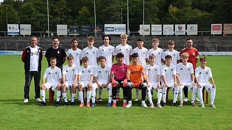 obere Reihe v.l.n.r. Steffen Häffner, Ferhat Acikara, Aaron Domingos, Nic Fuchs, Kayra Yurdakul, Simon Gäbert, Mateo Galovic, Connor Oertel, Matteo Winkler, Rafet Kircanogullari
untere Reihe v.l.n.r. Leo Layer, Pascal Schwindl, Anes Subasic, Guiliano Nazaro Nascimento, Yuma Malolepski, Ata Ören, Marlon Hönig, David Wittmer, Mo Liefert, Emanuel Mitar