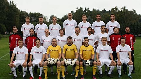 Hintere Reihe von links nach rechts: Patrick Maiwald, Ralf Marrack, Robert Scheffler, Dušan Nulíček, Tom Nathe, Pavel Bursa, Petr Novotný 
Mittlere Reihe von links nach rechts: Georg Schröer (Teammanager), André Kohlschütter (Trainer), Tommy Hentschel (Kapitän), Radek Selinger, Paul Kant, Lukáš Klíma, Tom Richter, René Lehmann (Physiotherapeut), Thomas Hintersatz (Co Trainer) 
Vordere Reihe von links nach rechts: Paul Adler, Anton Stehr, David Dieckhoff, Marc Röhricht, Dominic Schiring, Jakob Schulze, Lukáš Bouška 
Es fehlen: Jonny Richter, Marc Pötschke, Paul Heldner, Christoph Arlt, František Pittner
