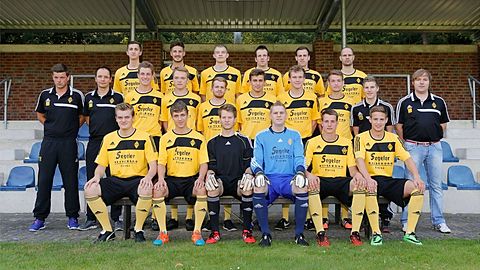 (hinten v.l.): Nils Hager, Florian Ritter, Daniel Holt, Tobias Heskamp, Michael Schmidt, Christoph Scholz. (Mitte v.l.): Trainer Christian Freese, Co-Trainer Oliver Weichers, Max Paus, Jonas Hoff, Matthis Prein, Alexander Weißer, Sebastian Meyer, Bernd Wecks, Betreuer René Schnettberg, Teammanager Manfred Engelbertz. (vorne v.l.): Flemming Clasen, Marius Wölke, Manuel Projahn, Alexander Schade, Patrick Stegemann, Philipp Krüssel. Es fehlen: Benedikt Bunge, Nils Enneken, Fabian Altemöller, Yannik Krüp, Maik Breckweg und Artur Miller.
