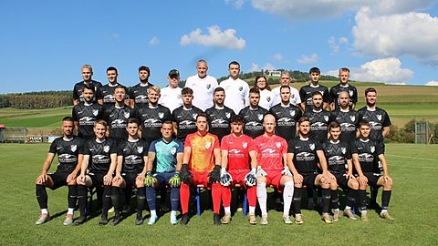 Hintere Reihe von links: Julian Weber, Lukas Riedmüller (Spielführer), Sören Seyfried, Volkhard Ohnmacht (Seele des Vereins), Andreas Holdermann (Trainer), Markus Burger (Torwarttrainer), Ramona Jaensch (Physiotherapeutin), Stefan Reiser (Vorstand Spielbetrieb), Laurin Heizmann (neu), Tobias Kienzler  -  Mittlere Reihe von links:
Philipp Himmelsbach, Clemens Vöckt, Nicolai Haves, Elias Schelling, Simon Götz, Benjamin Huber, Darius Steiner, Tobias Steri, Dominik Maus, Manuel Huber  -  Vordere Reihe von links:
Alexander Stein, Claudius Hirt, Robin Glunk, Christian Jaensch, Moritz Küssner, Moritz Neidhart, Marcel Wetterer, Marcel Huber, Niklas Vöckt, Justin Reiser