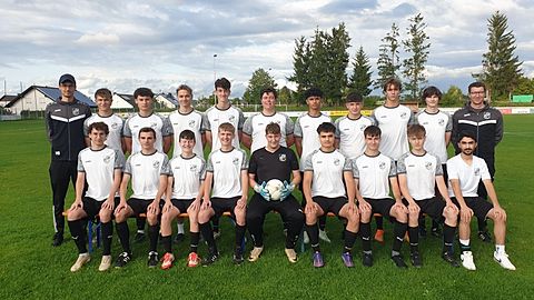 v.l. oben: Barth (Trainer), Wiedenbauer, Deptner, Kunkel, Lotter, Pinzenöhler, Hakimi, Gigl, Riedl, Hartung, Schmid (Trainer)

v.l. sitzend: Hahn, Siegert, Schöner, Segerer, Krell, Faizi, Schwarz, Meiler, Qasim