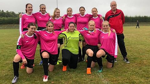 H.v.links: Kiara Talia Scholz, Klara Jakob, Hana Huseinovic, Mia Ottenbreit, Emily Zöll, Trainer Erich John
V.v.links: Julie Schneider, Seline Bindewald, Angelina Sagante, Johanna Schmidt, Alisa Spies 
  
Es fehlen: Morgane Paulssen, Sahar Kordzangeneh, Ayleen Weil, Lennya Hoppe, Lea Muth