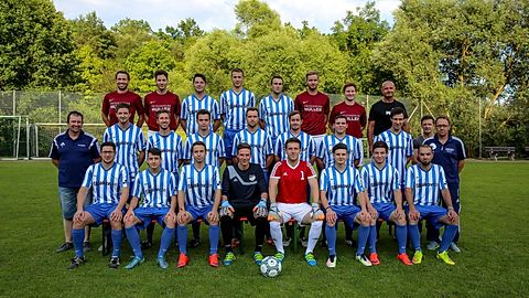 Hinten: (v.links) Marius Buding, Fabian Eichhorn, Kai Bauer, Marius Kochendörfer, Niklas Nentwich, Justin Blaschka, Nick Brenner, Trainer Michael Maier

Mitte: (v.links) Technikvorstand Jürgen Derfuss, Andreas Hetzler, Pascal Rieth, Florian Speicher, Valentin Nentwich, Max Holder, Alexander Schelski, Lukas Klüdtke, Spielausschussmitglied Peter Fichter, Sportvorstand Joachim Huber

Vorne: (v.links) Marcel Wild, Luca Derfuss, Sven Ritz, Raphael Schiemer, Marvin Flad, Melwin Derfuss, Jannis Wörthmüller, Lars Ache