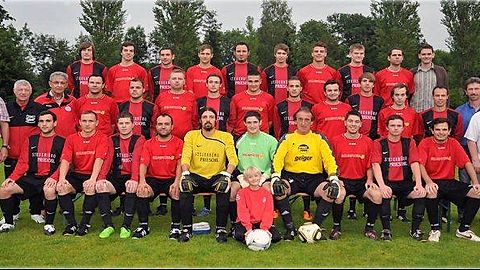 Hinten v.l.: Engelmann Matthias, Müller, Robitsch, Huber M., Löhr, Neuberger, Keller, Barther, Nickel, Sailer (2. Vorstand)
Mitte v.l.: 	Barth August (1. Vorstand), Schlauch Jürgen (Spielausschussvorsitzender), Houtakkers Geert (Jugendleiter), Grefenstein, Schön Marc (3. Vors.), Respondek, Muth, Potsch, Kiekhäfen C., Günther, 
Huber Patrick, Friederich, Schlauch (Trainer), Abele (Sponsor), Lutz (Platzkassier)
Vorne v.l.: Kiekhäfen A., Powrosnik, Huber Pascal, Celik, Dietz, Engelmann Marvin, Mall, Holzwarth, Pisot, Prieschl	Foto: Lörz