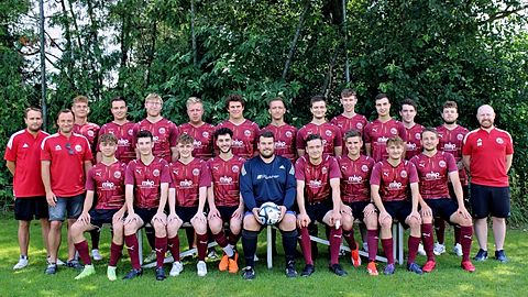 Stehend v. l. n. r.: Betreuer Jonas Aust, Trainer Stephan Schwab, Daniel Rose, Stefan Viertl, Julian Griebl, Josef Zehentner, Felix Kainz, Sascha Helbing, Winfried Koll, Sebastian Zinsberger, Tobias Viertl, Jonas Ebner, Dominik Dippl und Abteilungsleiter Bernhard Hofer.
Sitzend v. l. n. r.: Andreas Wasner, Elias Höng, Jonas Hasenberger, Migual Schmid, Torwart Marco Zinsberger, Julian Wacker, Kapitän Armin Raucheger, Larcel Lange und Julian Vorndran.
Es Fehlen: Johannes Michl, Timo Steinhuber und Tobias Maurer.