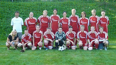 von links: (hinten) Trainer Geiger Peter,Augustin Erika,Waldhör Dani,Heinrich Doro,Reiss Steffi,Kulack Mandy,Wagner Claudia,Stöckl Christina,Görsdorfer Gina;
(vorne) Augustin Lisa,Trbuskova Heli,Leidinger Ramona,Troschitz Dana,Sieglmüller Christina,Schlager Manu,Biberger Uli,Gellner Lea,Völker Manu;