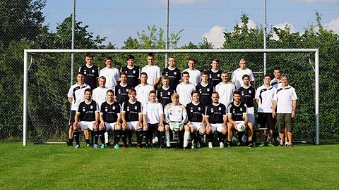 Hintere Reihe (v.l.): Lukas Hein, Sebastian Gessner, Christoph Leicht, Erik Hach, Sebastian Hein, Robert Foidl, Felix Beck, Daniel Richter
Mittlere Reihe (v.l.): Trainer Thorsten Seufert, Torwart-Trainer Nico Hein, Sebastian Schneider, Joachim Seit, Tobias Bockelt, Fabian Dietz, Maximilian Bömmel, Daniel Schmitt, Benedikt Bötsch, Steffen Hein, Jürgen Hein, Vorstand Horst Hein
Vordere Reihe (v.l.): Tobias Schneider, André Keßler, Dominik Beck, Matthias Hümpfner, Jens Wackenreuter, Manuel Hein, Stefan Schuhmann, Marco Nöth
Es fehlen: Johannes Bömmel, René Back, Simon Wehner, Tim Krais, Markus Reiher, Daniel Rösler, Jochen Müller, Dominik Wirsing, 2. Mannschafts-Trainer Thilo Schuck, Physiotherapeut Matthias Barthelmes