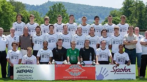 Hinten v.l.: T. Nogaybel; B. Munz; A. Schwind; P. Tawasi; D. Eiermann; D. Schneider; S. Özdemir; M. Bräuchle; J. Weimer.
Mitte v.l.: TW-Tr. F. Brinkert; Sportl. Ltg.: M Bender, O. Kreis; B. Hehn; J. Obermayer; D. Dörzbacher; Chr. Bender; D. Braun; B. Algir; S. Burkhard; Tr. S. Bozic; 1. Vorst. F. Spohrer; Tr. M. Reinmuth (MFV II).
Vorne v.l.:  A. Schell; Chr. Werner; Th. Geiger; S. Weber; A. Wastl; M. Bayer; J. Weatherspoon.     Foto: Weindl