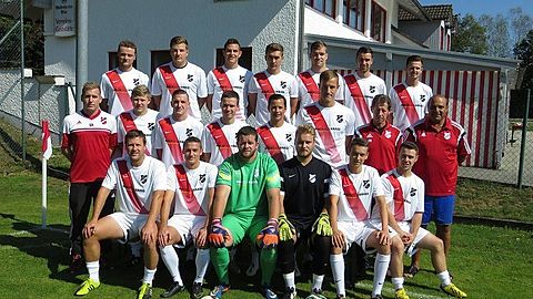 Stehend hinten v.l. Linke, Siebzehnrübl, Wimmer, Nagy, Hauke, Sulc, Bohaty.
2.Reihe Betreuer Kriegl, Hidringer T, Falagiarda, Schiz, Fisch, Weidinger, Hidringer F, Kalmann Laslo.
Vorne v.l. Gilian, Wagner, Springer, Egger, Brunner, Maier