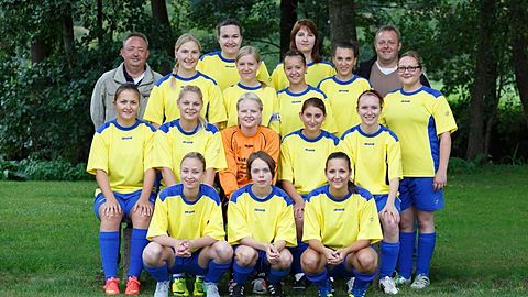 Die Frauenmannschaft des TSV Ködnitz im September 2015
Hinten von links: Betreuer Klaus Rohleder, Laura Weiß, Linda Müller, Jacqueline Knörrer, Nele Eichhorn, Katharina Pöhlmann, Eva Kuth, Betreuer Holger Göhl, Theresa Engelbrecht. Mitte: Madeline Götschel, Saskia Eschenbacher, Alexia Schicker, Eileen Hereth, Teresa Popp. Vorne: Sandra Rohleder, Mirjam Bründl, Melanie Passing. Es fehlt: Katja Degelmann.