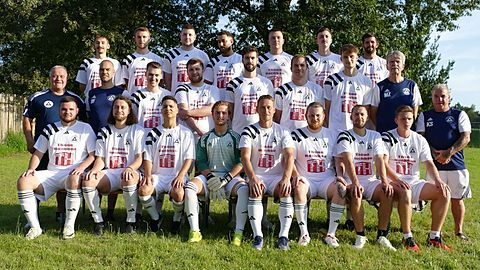 Hintere Reihe, v.l.n.r: Thomas Morkel, Dominik Scholz, Dennis Hammer, Sergen Gülkaya, Nico Hammer, Paul Weinbender, Patrick Schüller.
Mittlere Reihe: Jürgen Biele (Trainer), Daniel Fuchs (Co-Trainer), Sebastian Schröder, Luis Müller, Marc Eubel, Thomas Foermer, Kevin Kröker, Martin Zündorf (1. Vorsitzender), Karl Schüller (Betreuer).
Vordere Reihe: Oliver Krom, David Fuhrmann, Alean Peters, Kristoffer Geilenberg, Ingo Marek, Yannic Runkel, Nicolas Fuhrmann, Henry König.