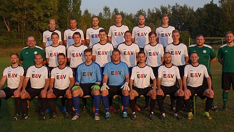 Hinten, von links: Enrico Fischer, Daniel Grönitz, Martin Nahrendorf, Stefan Reichstein, Thomas Müller, Jannik Hermann.
Mitte, von links: Mannschaftsleiter Lars Kuklok, Kenneth Reiß, Michael Hamm, Sebastian Brinkmann, Patrick John, Max Böhme, Florian Hildebrand, Co-Trainer Sven Knöfel, Spielertrainer Rouven Göttsches.
Vorne, von links: Tino Peschick, Patrick Mayer, Philipp Döhler, Max Taubert, Sebastian Neumann, Kai Böttner, Jerome Wolter, Martin Leiding.
Es fehlen: Patrick Steinmetz, Mathias Mock, Andrej Stein, Alexander Siegl, Paul Zimmermann, Michael Ziegenhorn, Philipp Engler.