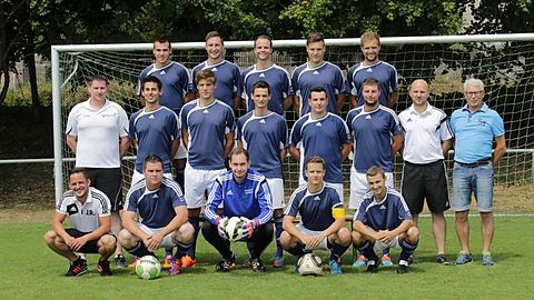 oben v. li. Florian Henseleit, Benedikt Heitzer, Andreas Zeitler, Stefan Eckert (Fußball-Gott) Sebastian Held
mitte v. li. Alexander Scharnagl (Trainer) Thomas Pilz, Philipp Zintl, Martin Irrgang, Sebastian Scheck, Johannes Neumeier, Christoph Zimmerer (Trainer) Johann Eckert (1. Vorstand)
unten v. li. Jürgen Reichinger (Betreuer), Tobias Kraft, Julian Maier, Johannes Eckert, Andreas Pracher
Es fehlen: Michael Wagner, Sebastian Hofer, Julian Kade, Julian Kraft, Florian Rabenhofer, Bernhard Spornraft