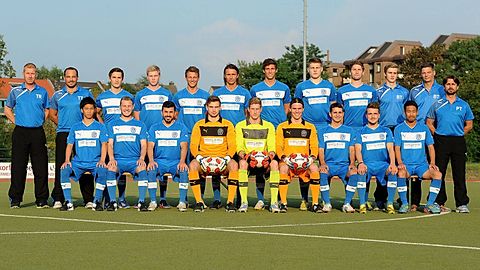Stehend von links: Trainer Marcus John, TW.- Trainer Dennis Prostka, Christoph Zilgens, Dennis Schreuers, Tim Kosmala, Mirhudin Kacar, Dennid Uiberal, Phillip Benkelberg, Simon Deuß, Betreuer Luis Boss, Betreuer Herbert Krings, Physiotherapeut Christian Häfelein

Sitzend von links: Ken, Marcel Ewertz, Ekrem Engin, Fabian Koch, Sebastian Semper, Alexander von Ameln, Philip Younes, Nils Dames, Ryu

Es fehlen: Marvin Commodore, Manuel Haber, Andreas Kus, Max Bauermeister, Tim Karwang, Co-Trainer Lars Schuchhardt

Foto: Frederic Scheidemann