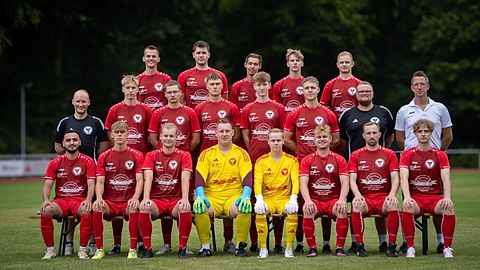 1.R.v.l.: Jan Karimi, Leon Waltermann, Fynn Hörmeyer, Mathis Niehenke, johannes Laubrock, Dominik Strübbe, Elias Eckholt, Bjarne Brand
2.R.v.l.: Betreuer Diego Konersmann, Linus Schüttpelz, Silas Grevener, Paul Weise, Nik Rethschulte, Jonas Krampf, Teammanager Jonas Höckerschmidt, Trainer Ingo Menkhaus
3.R.v.l.: Christopher Gausmann, Tim Brörmann, Justin Leimkühler, Tom Ludwig, Nils Tobergte
Es fehlen: Jonah Herkenhoff, Tim Konersmann, Jannik Kuzma, Paul Laubrock, Jarno Lindemann, Silas Niemann, Tom Rethschulte, Max Temme-Winter, Fitnesstrainer Jannis Bensmann