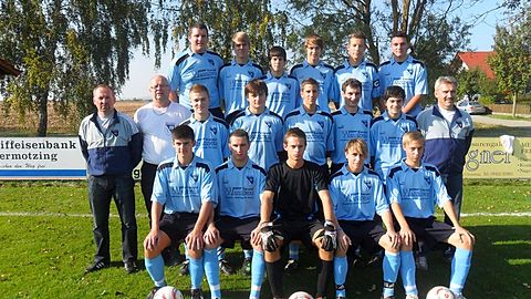 hintere Reihe v.l.: Andreas Vogl, Sebastian Kisch, Stefan Sennebogen, Günter Assmann, Michael Heigl (C), Simon Gmeinwieser

mittl. Reihe v.l.: Trainer Hubert Heigl, Betreuer Erwin Vogl, Lukas Heigl, Korbinian Retzer, Sebastian Mühlbauer, Julian Knott, Thomas Sennebogen, Trainer Stefan Heigl

vordere Reihe v.l.: Florian Mehle, Benedikt Stelzl, Johannes Englmeier, Nico Dünzl, Fabian Hornburger

es fehlen: Betreuer Heinrich Geiger, Christopher Gürster, Manuel Geiger, Johannes Hilmer, Oliver Englisch, Kevin Schneier, Benedikt Böhm