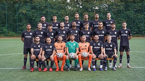 obere Reihe: Can Özdemir, Sinan Cetin, Ertan Saygili, Temursolet Hasiev, Erdem Güvercin, Gökhan Bulat, Berkay Arslan. mittlere Reihe: Barkin Deli Oglu, Arijan Halili, Ali Emre Cinar, Edin Husakovic, Caner Polat, Kevin Schaschnow, Schekri Ekin, Benjamin Wegner, Melih Kivanc. untere Reihe: Ramazan Yildiz, Fatih Özdogan, Salvatore Prisco, Izedin Aziz, Christopher Siekaup, Kaan Itek, Lenny Köker. Es fehlen: Azad Yadel, Timur Görgü, Baris Colak, Garcia Lusseku Jorge London, Roger Music, Lars Schröder.
