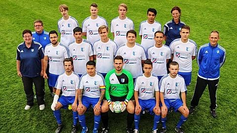 Hintere Reihe v.l.n.r.:
Frank Kriegel, Roman Ringel, Jan Bauch, Mehdi Khawari, Susan Domienik (Mannschaftsbetreuerin)
Mittlere Reihe v.l.n.r.:
Beatrix Bauch (Torwarttrainerin), Lars Reinke (Trainer), Omar Alkhouja, Alwabaz Tanha, Justin Schütz, Marian Smirek, Ahmad Parwiz, Tobias Spendel, Sven Finger (Co-Trainer)
Vordere Reihe v.l.n.r.:
Florian Seitz, Carsten Giebe, Maximilian Wendland, Ezz Eddin Enjiro, Ridvan Dugolli
Es fehlen:
Axel Feldmann, Hogir Kaya, Mohanad Khamis, Dominik Lösche, Lourenco Lüdtke, Marcus Hartmann, Tim Maschke, Jonas Ruffert, Tom Schröder, René Selke, Toni Wendland, Stephan Wieland, Tobias Wolf