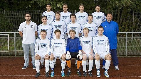 Hintere Reihe (v.l.): Sefa Yilmaz, Daniel Neubert, Philipp Rhoades, Dennis Dahmen

Mittlere Reihe (v.l.): Sascha Lemke, Sebastian Höfig, Louis Puschmann, Matthias Berens, Nikolas Schöne, Christoph Höfig ( Trainer)

Vordere Reihe (v.l.): Renee Bongers, Kevin Stiefel, Robin Langer, Kim Merten, Johannes Wentz

Es fehlen: Henning Dorn, Philipp Giertz, Denis Kohfeldt, Felipe Rojas Perez, Christian Wagner, Tim Wichert
