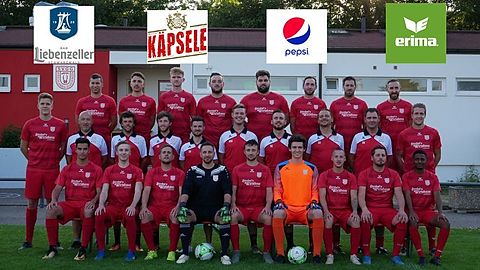 Hintere Reihe von links nach rechts:
Markus Heck, Felix Allgaier, Simon Körle, Thomas Winker,
Gianluca Bernert, Philipp Konrad, Nunzio Vella, Benjamin Schopf
Mittlere Reihe von links nach rechts:
Tobias Bayer, Alexander Abecker (Sportliche Leitung) Marian Kiefer, Janos Kiefer, Tim Hecker, Matthias Winker, Robin Essig, Giannicola Bellarosa (Trainer), Ralf Kruwinnus (Trainer) Dominik Bayer
Vordere Reihe von links nach rechts:
Stefan Mäule, Oliver Krüger, Patrick Krech, Tim Lämmle, Marc Abecker, Max Böhringer, Sandro Maier, Thomas Mann, Yohannes Sirak
Auf dem Mannschaftsbild fehlen:
Julian Haass, Moritz Koschany, Sven Krüger, Gianluca Marinelli,
Luigi Cesari (Trainer)