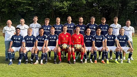 Hintere Reihe von links: Sportvorstand Günter Scheuring, Abteilungsleiter Walter Fleischmann und Sebastian Blank, Robert Klöster, Niklas Sperlich, Nicolas Weber, Alexander Beck, Simon Snaschel, Nico Markert, Co-Trainer Christoph Then, Trainer Christian Brauner; vorne von links: Diego Rosero Quinones, Jonas Radina, Kevin Kremer, Tom Schmitt, Lorenz Büttner, Jonas Warthemann, Martin Steinert, Morteza Ansari, Janik Markert und David Borst; es fehlen: Jonah Busche, Sebastian Köhler, Lukas Schmittzeh, Leonard Rüth, Kilian Back, Jannik Schmittzeh, Benedikt Back, Leon Pöhl und Fabio Erhard.