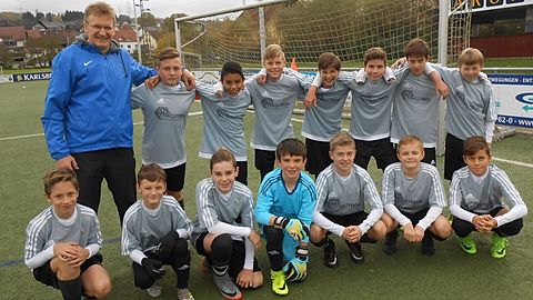 oberste Reihe von links nach rechts
Trainer Gerd Kuhn - Nico - Marcelo - Aaron - Luca - Felix - Noel - Finley
unterste Reihe v.lk nach r.
Ralf - Robin - Philipp - Leo - Pascal - Lukas - David