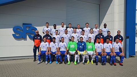 Obere Reihe v.l.n.r.: Mike Maron, Ngoy Mbaba, Efraim Pieper, Adrian Bingel, Joel Riechmann, Karl Erler, Rolf Welkner, Yoka van Ceciguy

Mittlere Reihe v.l.n.r.: Torwarttrainer Klaus Meyer, Cheftrainer Daniele Varveri, Kai Andrik, Emmanuele Mucchio, Patrick Kutz, Dalton Koch, Marius Jeuter, sportlicher Leiter Dominik Bröcker, Physiotherapeut Tobias Steinhauer, Co-Trainer Markus Brokherm

Untere Reihe v.l.n.r.: Jonas Kroll, Cem Güzel, Fabian Izzo, Sam Breckwoldt, Tim Spranger, André Fritsche, Goran Karanovic, Davide Venturiello, Mirza Mujkanovic

Es fehlen: Chris Dehn, Nils Ufermann, Bastian Heitmann, Marko Radic, Sebastian Schmieta