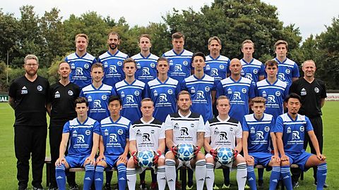 Hintere Reihe (von links nach rechts): Adrian Brors, Julian Eichholz, Janik Jülch, Kevin Holland, Benedikt Niesen, Pablo Jülch, Marius Pauly
Mittlere Reihe (von links nach rechts): TW-Trainer David Dahmen, Co-Trainer Michael Mohr, Artur Paul, Christian Grummert, Yannick Platte, Karsten Rehmann, Jan-Marco Kronauer, Cheftrainer Dirk Schneider
Untere Reihe (von links nach rechts): Michael Kämpf, Hiroya Genda, Rene Griesbach, Kevin Pfaff, Marcel Griesbach, Julian Goroncy, Tenta Yamanaka
Fotografin: Melanie Helland
