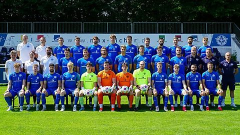 Unten von links: Manuel Beck, Rejan Kryezi, Felix Bischoff, Tobias Schindler, Niklas Bretzke, Thomas Unterhuber, Matej Markovic, Axel Schorb, Simon Schlosser, Mark Kremer, Rodi Hussein, Leon Windisch Mitte von links: Hermann Straub, Katharina Galler, Christian Fulde, Timo Portenkirchner, Daniel Aschauer, Maximilian Streibl, Georg Wieser, Aldrin Selimi, Malte Schorb, Andreas Högler, Christian Jung, Andreas Abfalter, Albert Deiter Oben von links: Alexander Triller, Branislav Aleksic, Tim Bageritz, Dominik Krein, Simon Hafner, Marius Koller, Johann Spatzenegger, Tobias Frisch, Nemanja Radosavljevic, Christian Niederstraßer, Luis Jovanovic, Moritz Seybold