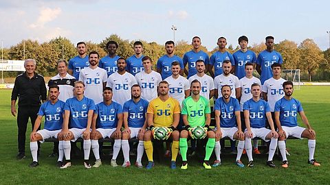Hinten von links: Malek Örum, Jonathan Barbari, Burak Cavdaro, Ali El-Dor, Sergen Sertdemir, Tyrese Dia, Chanyoung Shin, Yunael Grmu Nugusse
Mitte von links: Trainer Gernot Jüllich, Co-Trainer Lothar Müller, Matteo Dorn, Nelson Nsowah, Leo Süveges, Joshua Hofmann, Edmand Osmanaj, Alessandro Scalia, Dominik Mrosek, Maurice Krämer
Vorne von links: Jonas Can, Patrick Hocker, Immanuel Gregg, Christoph Jüllich, Dennis Hofmann, Steven Ullrich, Michael Kettenmann, Felix Tritsch, Thomas Can
Es fehlen: Alexander Dirks und Patrick Berecko
Alle Bilder © by Lothar Fischer