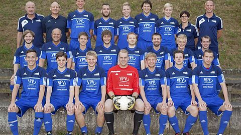 Untere Reihe von links nach rechts Daniel Reifschneider, Jonas Eichler, Nico Brinkmeyer, Torwart Bastian Klewing, David Meyer, Niko Willmann, Tim Schmitz Mittlere Reihe von links Malte Thiede, Dennis Kavermann, Kevin Timmermann, Kai-Phillipp Brunzel, Rene Vennemeyer, Kapitän Niko Meinert, Sven Wechelmann, Maik Kavermann Obere Reihe von links Fußballwart Günter Meinert, Trainer Michael Wirtz, Ingo Menkhaus, Lars Hehemann, Marcel Fellhölter, Nils Miebach, Alexander Moschner, Betreuerin Sandra Wirtz, Co Trainer Carsten Führing. Es fehlen auf dem Bild : Torwart Dane Brüggemann, Rico Niermann, Florian Rybak, Marco del Monaco, Lennart Recker, Torwarttrainer Thorsten Gartmann, Co Trainer Frank Raßfeld, Ersatztorwart Thorben Duda