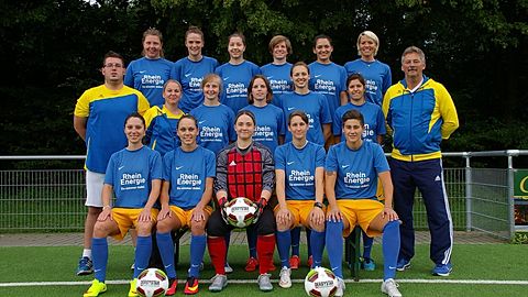 Erste Reihe v.l.n.r.:

Daniela Preloznik, Stefanie Blazejezak, Anna Blumenroth-Siegmüller, Denise Blumenroth, Patricia Soares Teixeira

Mittlere Reihe v.l.n.r.:

Torwarttrainer Florian Hamecher, Teammanagerin Simone Wirtz, Sinja Moll, Sarah Goffin, Livya Heun, Amira Moser, Trainer Erwin Althoff

Oberste Reihe v.l.n.r.:

Jasmin Burkhardt, Julia Ulmke, Mara Lindigkeit, Nina Henseler, Sabrin El-Karkani, Ulrike Große-Onnebrink


 
Es fehlen:

Luca Wiegand, Lisa Stadtfeld, Jana Besseler, Angelina Weber, Sophie Pohle, Stephanie Möseler, Jana Rütten, Annette Pestel, Jovana Mäckel
