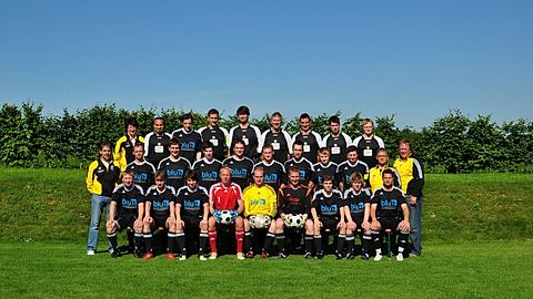 Mannschaftsfoto mit allen Spielern welche im Meisterjahr 09/10 in der ersten Mannschaft im Einsatz waren.