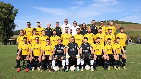 Hintere Reihe von links:
Ahmet Keysan, Lukas Riedmüller, Volkhard Ohnmacht (Seele des Vereins), Stefan Reiser (Vorstand Spielbetrieb), Frank Holdermann (Trainer), Marius Nitsch (Trainer), Ramona Jaensch (Physiotherapeutin), Markus Burger (Torwarttrainer), Sören Steiner, Tobias Kienzler

Mittlere Reihe von links:
Julian Weber (neu), Elias Schelling, Claudius Hirt, Sören Seyfried, Darius Steiner, Benjamin Huber, Dominik Maus, Simon Götz, Tobias Steri, Manuel Huber (Spielführer)
 
Vordere Reihe von links:
Alexander Stein, Clemens Vöckt, Robin Glunk (neu), Christian Jaensch, Moritz Küssner, Moritz Neidhart, Marcel Huber, Niklas Vöckt, Justin Reiser

Nicht im Bild:
Nicolai Haves, Marcel Wetterer