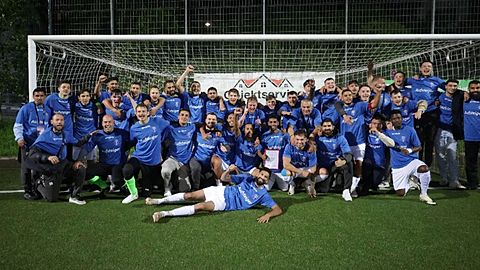 Foto Seniorenspieler erst und zweite Mannschaft nach dem Gewinn der Meisterschaft in der KOL 2024