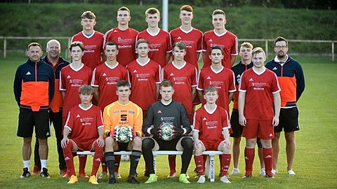 HINTEN VON LINKS: Felix Kutschki, Jonah Matti Osmers, Mika Helmuth, David Scheinert, Jannes Arndt, MITTE VON LINKS: Betreuer Michael Kutschki, Co.-Trainer Norbert Scheinert, Raphael Tegge, Marvin Nielebock, Jonathan Stern, Mathis Olms, Nick Pössel, Malte Schönfeld, Max Morten Schubert, Trainer Andy Stottmeister, Jodie Knipp, Matti Michael Arndt, Emilio Schöne, Beat Schilling, ES FEHLT: Can Isik