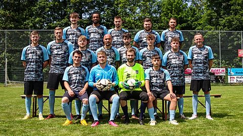 Oben v.l.: Moritz Pfeifer, Isaak Sebastiao Massungama, Julian Boiger, Daniel Groß, Marvin Rojan
Mitte v.l.: Dennis Hoechst, Tobias Deutsch, Dietrich Raus, Sascha Hebel (Spielertrainer), Arne Diehl, Maximilian Andor, Paul Wagner, Steven Wagner (Co-Trainer)
Vorne v.l.: Mirco Britz, Tjorven Gehre, Laurence Stein, Max Macievskij