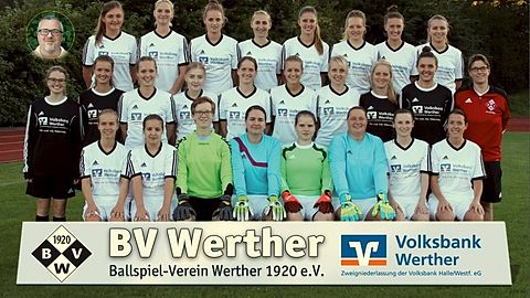 Von links nach rechts – Hinten: Kotrainer Peter Geiger (im kleinen Bild), Leona Bergmann, Nadine Marx, Marina Wulfmeier, Jasmin Kreiensiek,
Noemi Kuhn, Friedje Bormann, Marisa Kleinitzke, Laura Dietrich. Mitte: Julia Walkenhorst, Lena Eckel, Frauke Solfrian, Marie Remeke, Carolin Freese,
Hannah Schöning, Luisa Uhlemeier, Göntje Erichsen, Fenja Lemke, Trainerin Jennifer Damkröger.
Vorne sitzend: Marleen Kappe, Jessica Reiß, Lea Roth, Marie Richter, Joyce Pankoke, Tanja Büge-Wisskopp, Sina Trias Sanchez, Alena Hartmann.