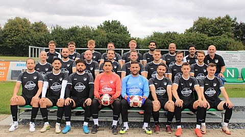 Hinten von links: Co-Trainer Felix Kracker, Nico Dopheide, Jordan Rötz, Timo Müller, Mika Kindt, Deniz Özden, Don-Manuel Obasohan, Trainer Göksu Keles und Vereinsvorsitzender Alexander Bräuer.
Mitte von links: Mirko Beckmann, Cedric Bräuer, Kevin Schürstedt,  Maik Siemens, David Lohöfener, Twan Heermann, Max Kreimeyer und Johannes Eversmann.
Vorne von links: Hakan Keles, Aytug Gecim, Gor Harutyunyan, Enes Savran, Metin Kaya, Berk Salikara, Simon Stoppenbrink und Martin Wulfert.
Es fehlen: Filip Dragic, Leon Maßmann, Paul Maistrak und der Sportliche Leiter Eckhard Lohmann.