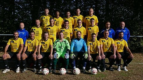 obere Reihe v.l.n.r.: Nico Zimmermann, Luul Daniel, Stefan Breuer, Tom Rosewich, Alexander Kreutz
mittlere Reihe v.l.n.r.: Eugen Groß, Niklas Klann, Mike Robertz, Thomas Voßen, Thomas Prinz, Gregor Nellen, Alexander Wirtz, Manfred Zimmermann
untere Reihe v.l.n.r.: Oliver Grunwald, Stefan Huppertz, Alexander Wildrath, Pascal Pleuß, Thomas Rüttgers, Niklas Cremer, Michael Jansen, Pascal Glum