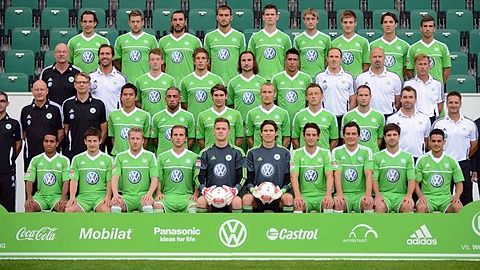 4. Reihe von links: Emanuel Pogatetz, Marco Russ, Sotirios Kyrgiakos, Bas Dost, Alexander Madlung, Rasmus Jönsson, Robin Knoche, Srdjan Lakic, Ferhan Hasani. 3. Reihe von links: Heribert Rüttger (Zeugwart), Andre Lenz (Teammanager), Maximilian Arnold, Kevin Pannewitz, Petr Jiracek, Slobodan Medojevic, Oliver Mutschler (Rehatrainer), Andreas Hilfiker (Torwarttrainer), Andries Jonker (Co-Trainer). 2. Reihe von links: Michele Putaro (Physiotherapeut), Jörg Drill (Masseur), Manfred Kroß (Masseur), Makoto Hasebe, Ashkan Dejagah, Patrick Helmes, Thomas Kahlenberg, Ivica Olic, Jan Polak, Bernd Hollerbach (Co-Trainer), Werner Leuthard (Konditionstrainer), Felix Magath (Cheftrainer). 1. Reihe von links: Yohandry Orozco, Vaclav Pilar, Patrick Ochs, Peter Pekarik, Torwart Patrick Drewes, Torwart Marwin Hitz, Christian Träsch, Marcel Schäfer, Diego, Josue. Foto: Peter Steffen dpa/lni