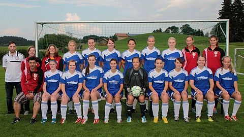 2.Reihe v.l.: Baur Dominik, Holzmann Ramona, Böck Sandra, Arnold Sabrina, Schmölz Johanna, Hipp Andrea, Köpf Sonja, Angerhofer Stefanie, Bartsch Katja, Wöllner Tatjana, Sprenzel Carolin
1.Reihe v.l.: Schorer Helmut, Bißle Katharina, Bayr Julia, Riegger Christina, Waibl Marina, Kopf Jasmin, Goldau Tamara, Arnold Sandra, Waibl Anja, Sandner Janine