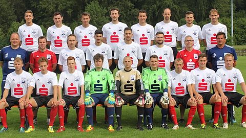 Hinten von links: Andreas Strahl, Tobias Jäger, Sven Gessler, Patrick Bartak, Markus Gentner, Oliver Kolb, Sven Bosch, Thorsten Peichl

Mitte von links:
Abteilungsleiter Sport und Physiotherapeut Steffen Westhäuser, Abteilungsleiter Verbandsarbeit und Spielleiter Florian Maier, Jonas Eckardt, Okan Akcay, Marcel Kässmeyer, Theo Nowacki, Abteilungsleiter Finanzen und Organisation Horst Buck, Trainer Ralf Polzer


Vorne von links: Sven Fischer, Luis May, Björn Jentschke, Bastian Benz, Pierre Sirsninsch, Heiko Karnisky, Wolfgang Spahr, Markus Braig, Danny Majer

Auf dem Bild fehlen:
Sven Peichl, Can Daler, Felix Eckardt, Max Hörger, Max Wegele, Cevat Gültekin