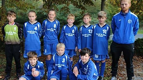 v.l. Richard Eiserfey, Nia Seidler, Lilian Rathmann, Lennard Möser, Maurice Schliemann, Emil Bannwitz, Trainer Mike Sczibilanski
vorn, Adrian Hanack, Lukas Hintze, Elias Bunschuch