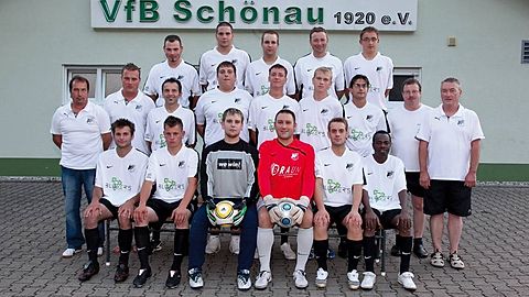 Hinten v.l.: Wehrmann, Klumb, Roßnagel, Weber, Hebert.
Mitte v.l.: 1. Vors. Dietz, 2. Vors. Schmid, Dussinger, Erhardt, Buck, Appel, Schrötel, Trainer Lauer, SpA. W. Schmid.
Vorne v.l.: Mayer, Kinzinger, Dähmel, Köhler, Bosbach, Ovedraogo.     Foto: Pfeifer