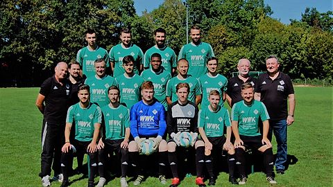 v. li. n. re. vorne: Winterhalter M., Miederer, Haupt, Stoiber, Doersch, Stachulla; mitte: Osinovskyy (Trainer), Harreuther (Betreuer), Fech, Özdemir, Donaldson, Ciofu, Fitler, Bierbass (Betreuer), Windirsch (Abteilungsleiter); hinten: Müller, Kroack, Reichinger, Winterhalter J.