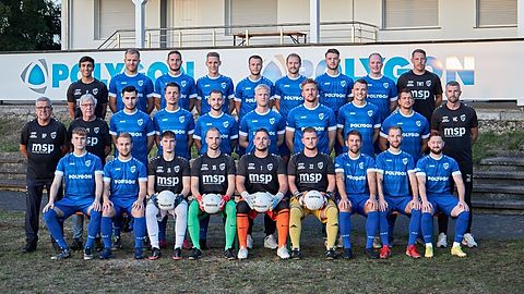 obere Reihe von links: Physiotherapeut Rolf Schaumann, Malte Döbbelin, Kevin Maag, Leon Kniller, Maximilian Schütz, David Omlor, Mathis Füllengraben, Sven Trottner, Torwart-Trainer Rene Narres
mittlere Reihe von links: Betreuer Burkhard Pfeifer, Betreuer Joachim Lück, Elvir Djencic, Albert Iberhysaj, Patrick Schlund, Patrick Farnschläder, Nils Zöller, Nikolai Heidrich, Alen Fustin, Trainer Mehmedalija Covic
vordere Reihe von links: Tim Adanic, Tim Vitt, Michael Hasenkamp, Phil Krevet, Maximilian Maruska, Justin Grobe, Kai Pfeifer, Jan Pfeifer, Leo Diezemann
es fehlen: Jonas Prudlo, Tom David Klein, Leiter Senioren Martin Link, Sportlicher Leiter Christian Scheurer